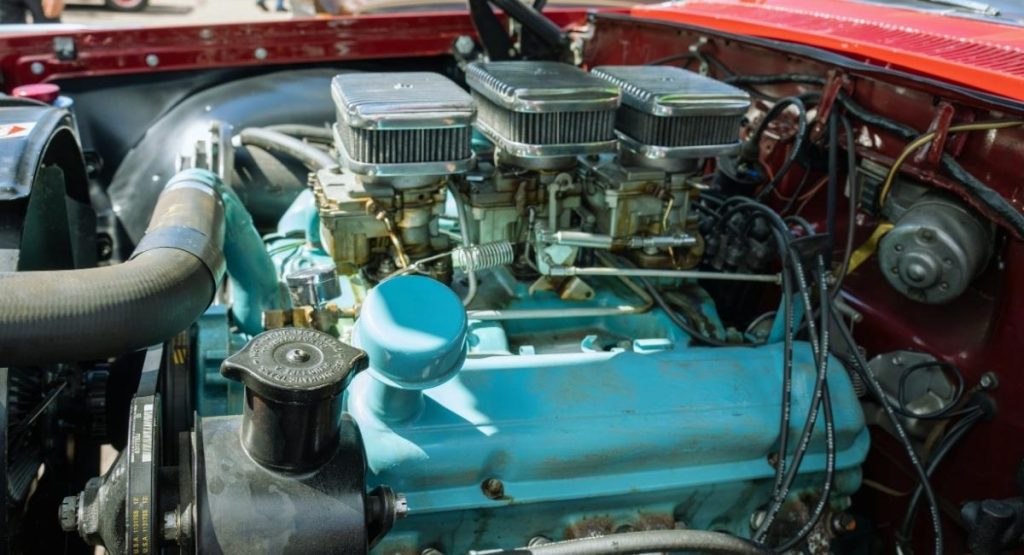 Moteur chromé de voiture ancienne exposé lors d'un salon automobile