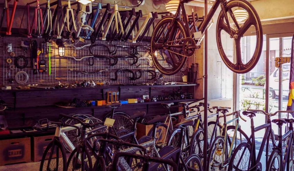 Des vélos reconditionnés dans un magasin