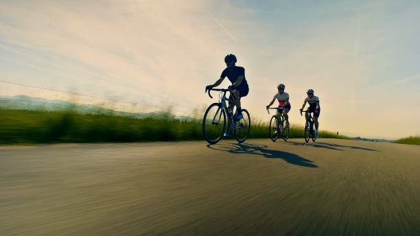 cycliste vélo route roues carbone ou aluminium performance vitesse