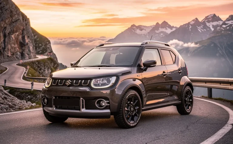 Une Suzuki Ignis 4x4 est stationnée sur une route de montagne au coucher du soleil, devant un paysage pittoresque.