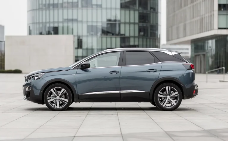 Une Peugeot 3008 phase 2 est garée de profil dans un décor urbain moderne sous une lumière douce.