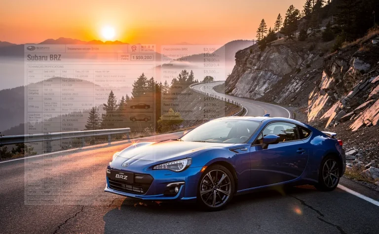 Une Subaru BRZ bleue est garée sur une route de montagne au coucher du soleil avec en arrière-plan des fiches techniques et des étiquettes de prix estompées.