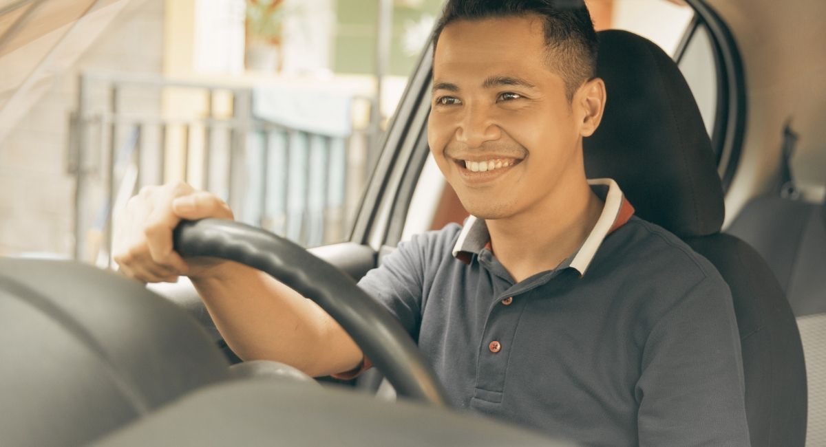 Un jeune conducteur au volant