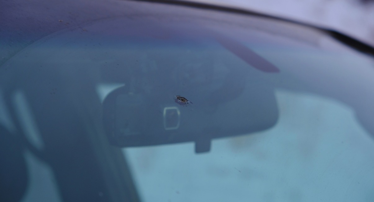 Gros plan sur un impact dans le pare-brise d une voiture, pres du retroviseur interieur