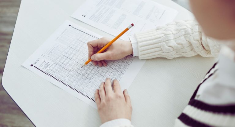 Candidat concentré remplissant une feuille de test au crayon