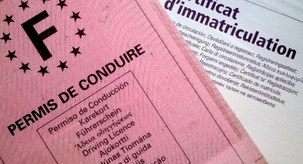 Ancien permis de conduire rose pose sur un certificat d immatriculation