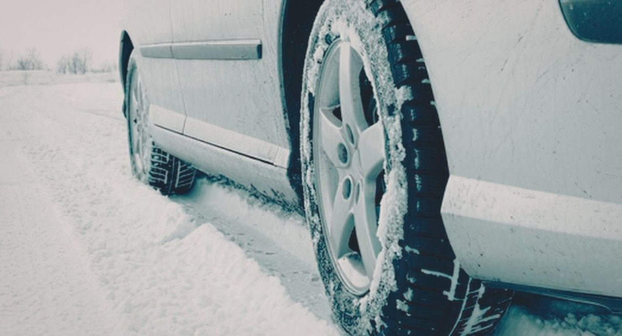 Roue et pneu d une voiture couverts de neige sur une route hivernale