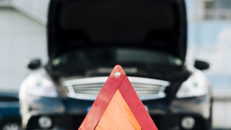 Première panne de voiture : les bons réflexes pour un jeune conducteur
